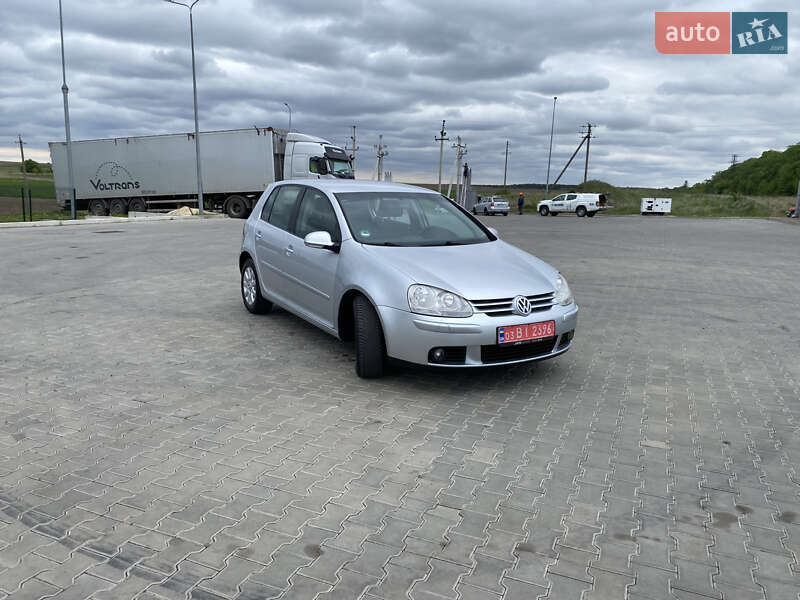 Хэтчбек Volkswagen Golf 2005 в Луцке