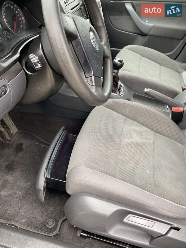 Хэтчбек Volkswagen Golf 2005 в Луцке