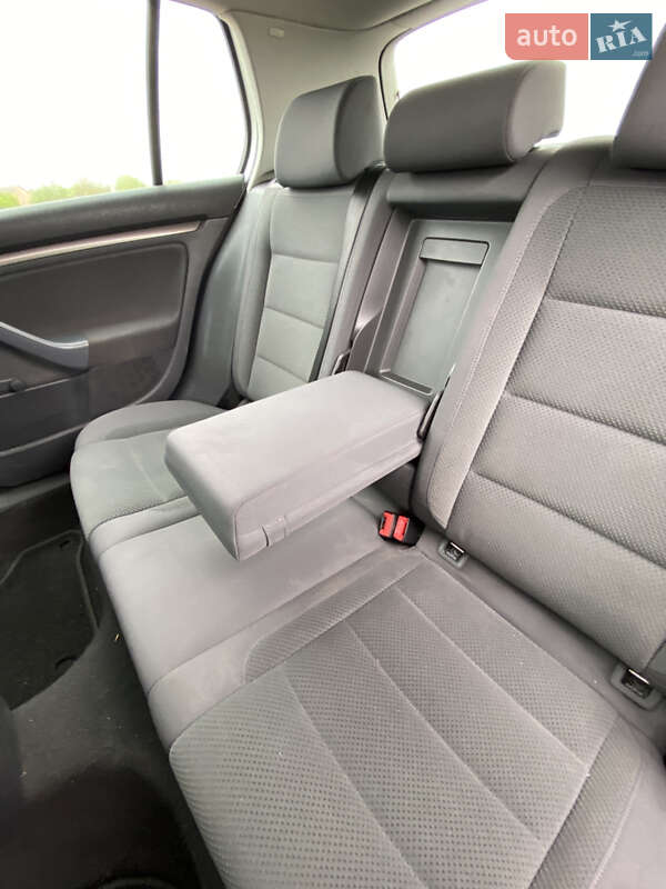 Хэтчбек Volkswagen Golf 2005 в Луцке