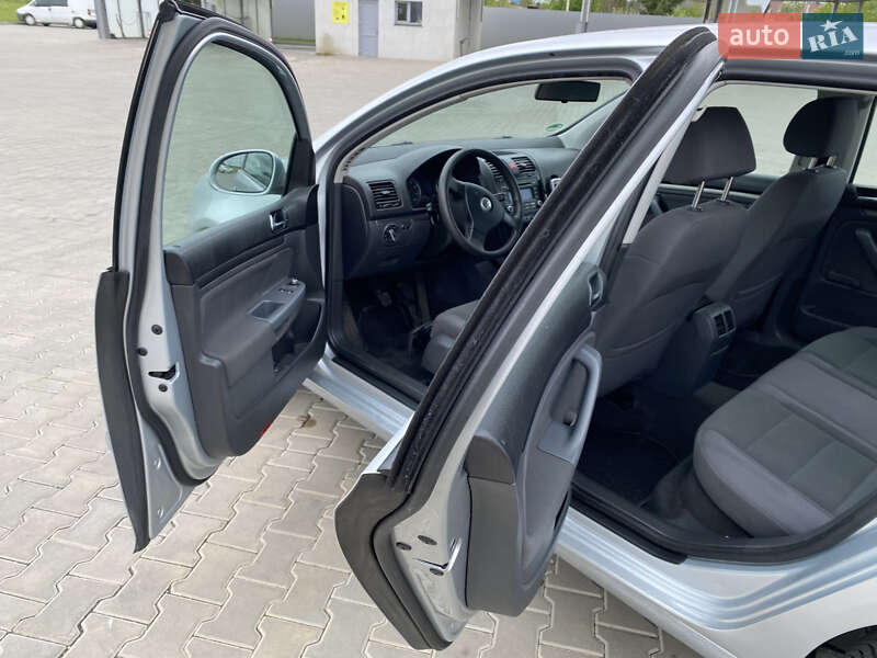 Хэтчбек Volkswagen Golf 2005 в Луцке