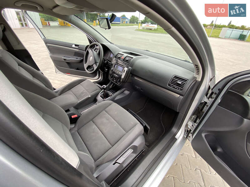 Хэтчбек Volkswagen Golf 2005 в Луцке