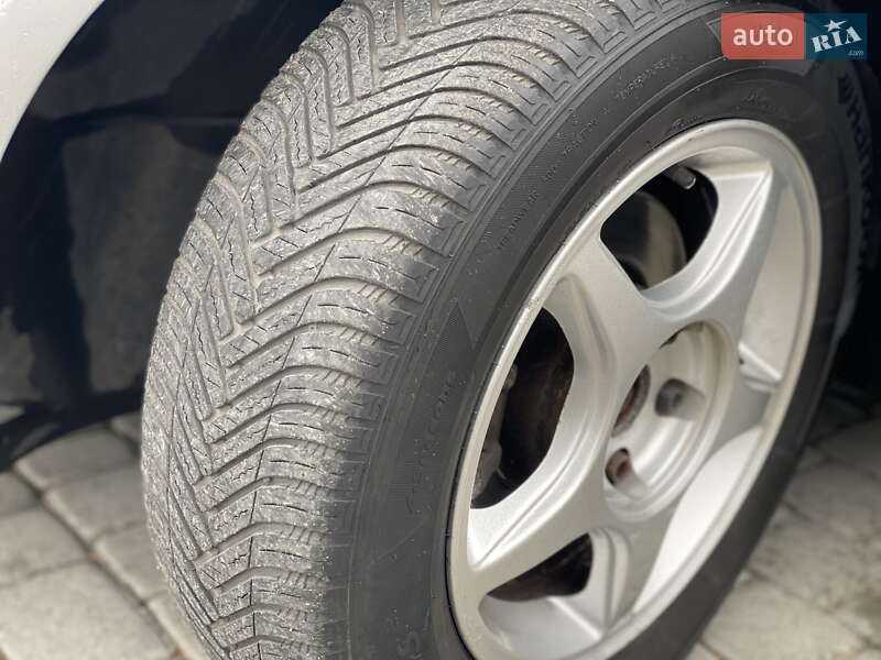 Хэтчбек Volkswagen Golf 2004 в Одессе