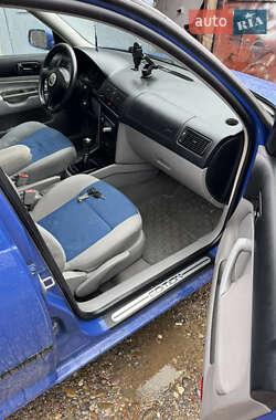 Хэтчбек Volkswagen Golf 2000 в 