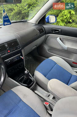Хэтчбек Volkswagen Golf 2000 в 
