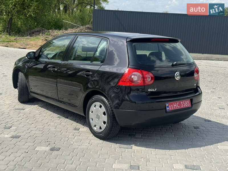 Хетчбек Volkswagen Golf 2006 в Чернівцях