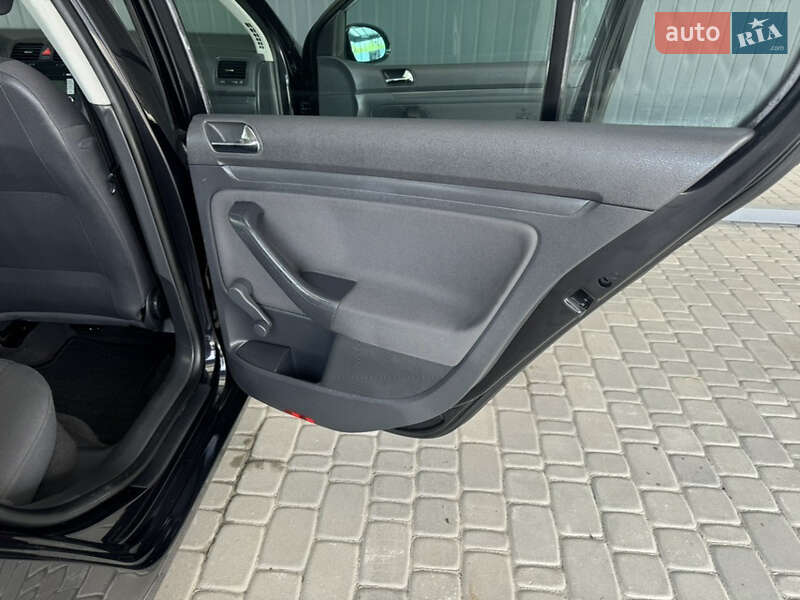 Хетчбек Volkswagen Golf 2006 в Чернівцях