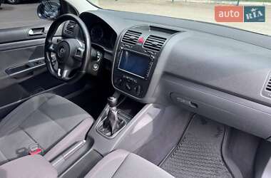 Хэтчбек Volkswagen Golf 2005 в 