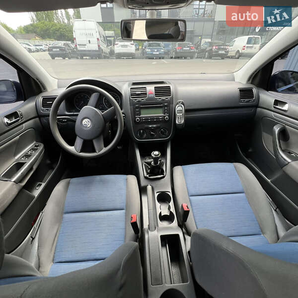 Хэтчбек Volkswagen Golf 2004 в Ужгороде