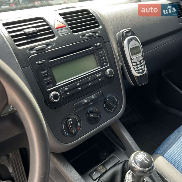 Хэтчбек Volkswagen Golf 2004 в Ужгороде