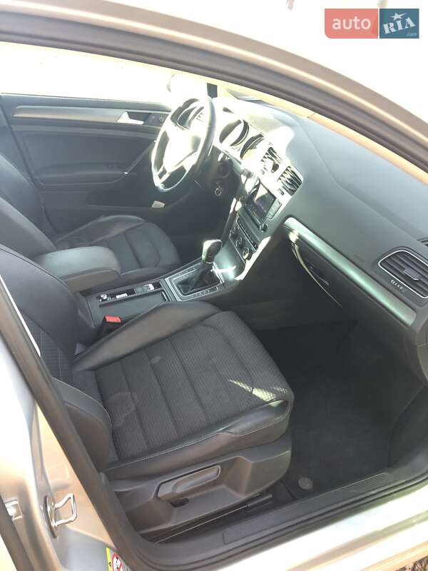 Універсал Volkswagen Golf 2013 в Чернівцях