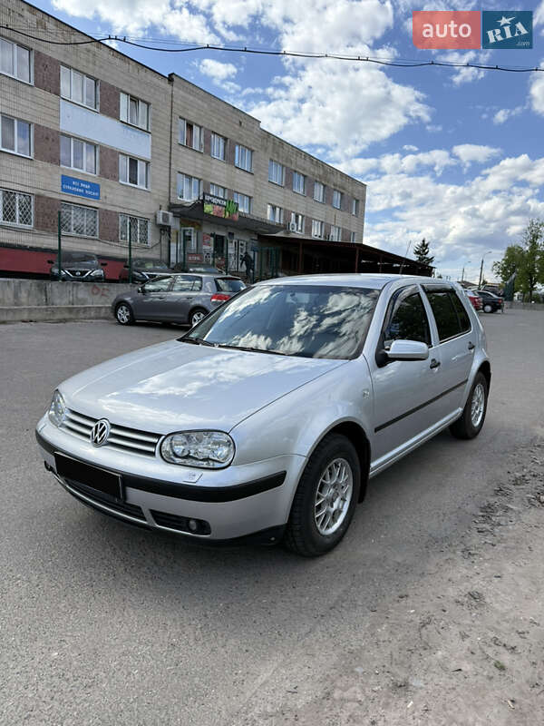 Хэтчбек Volkswagen Golf 2003 в 