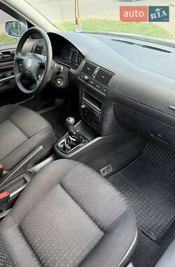 Хэтчбек Volkswagen Golf 2003 в 