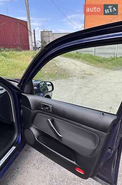 Хетчбек Volkswagen Golf 2003 в 