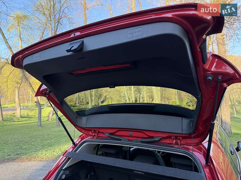 Хэтчбек Volkswagen Golf 2021 в Киеве