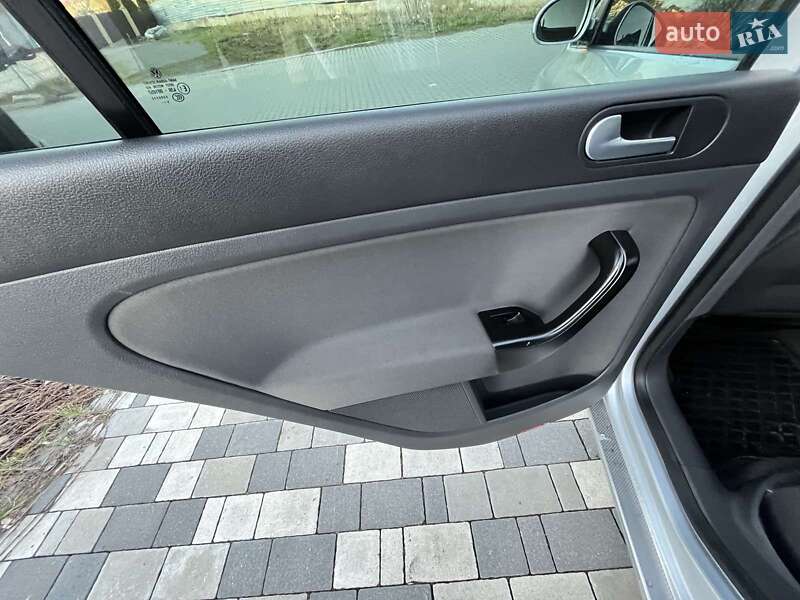 Хетчбек Volkswagen Golf 2005 в Хмельницькому