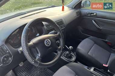 Хетчбек Volkswagen Golf 2001 в 