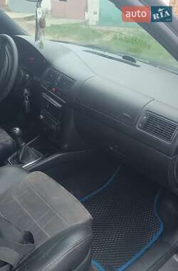 Хэтчбек Volkswagen Golf 1998 в 