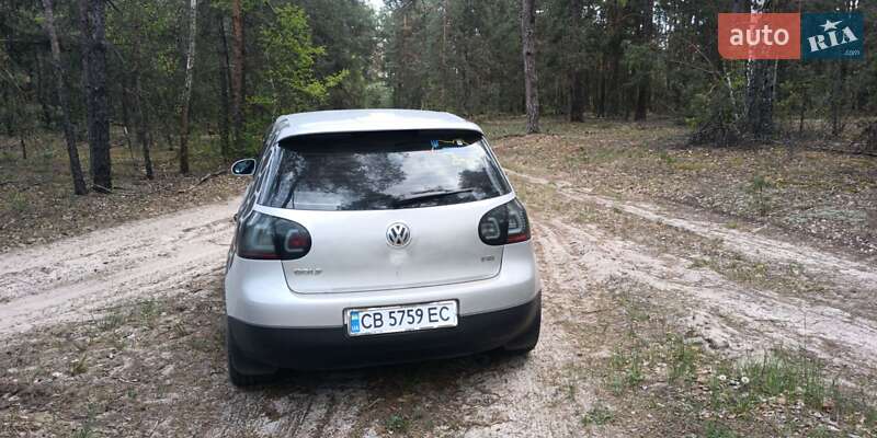 Хетчбек Volkswagen Golf 2003 в Сновську