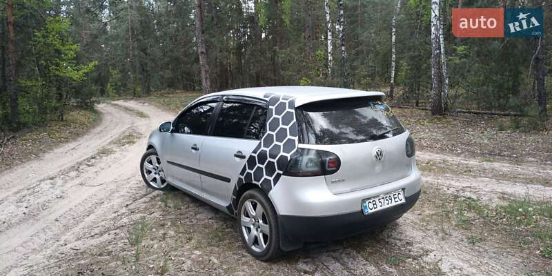 Хетчбек Volkswagen Golf 2003 в Сновську