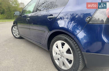 Хетчбек Volkswagen Golf 2004 в 