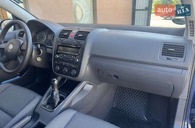 Хетчбек Volkswagen Golf 2004 в 