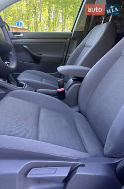 Хетчбек Volkswagen Golf 2004 в 