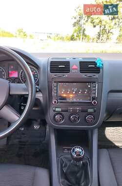 Хэтчбек Volkswagen Golf 2005 в 