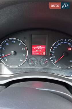 Хэтчбек Volkswagen Golf 2005 в 