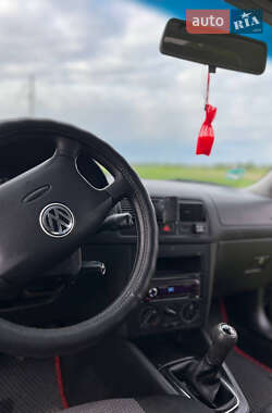 Хэтчбек Volkswagen Golf 2001 в 