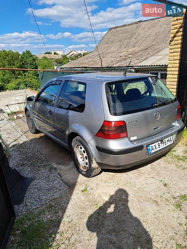 Хэтчбек Volkswagen Golf 2002 в 