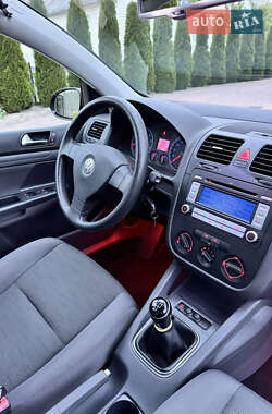 Хэтчбек Volkswagen Golf 2009 в 