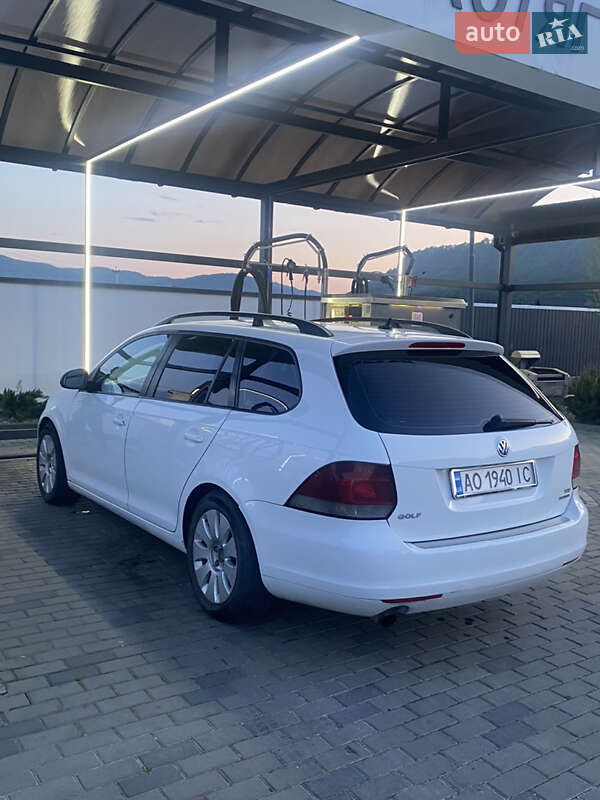 Универсал Volkswagen Golf 2010 в Хусте