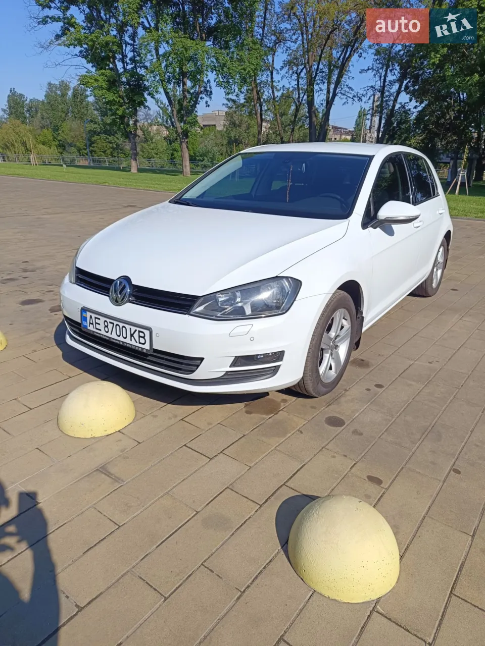 Продам авто Volkswagen Golf 2013. Машина технічно доглянута. Салон чистий, охайний та комфортний. Є два комплекти шин (зима/літо), два комплекти килимків (зима/літо). Машина у гарному стані та вкладень не потребує. Готовий до перевірок.