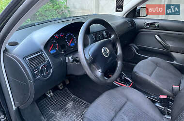 Хетчбек Volkswagen Golf 2002 в 