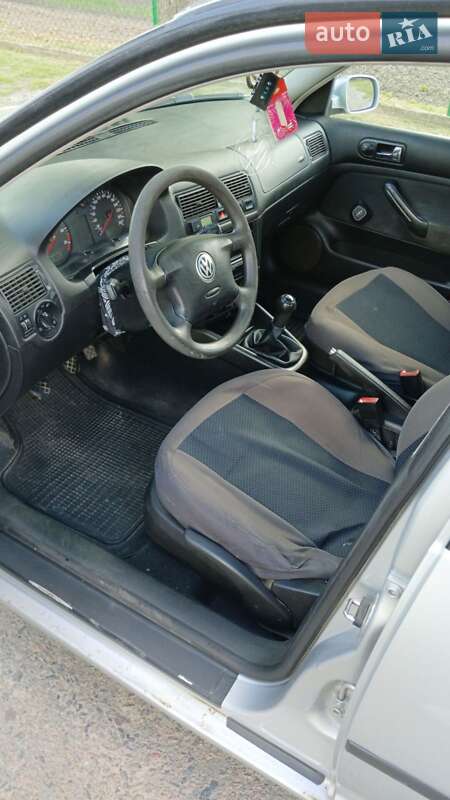 Хэтчбек Volkswagen Golf 2002 в Луцке