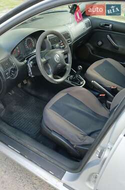Хэтчбек Volkswagen Golf 2002 в 