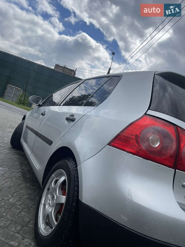 Хэтчбек Volkswagen Golf 2005 в Надворной