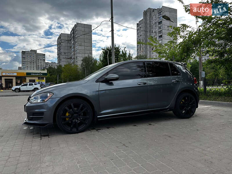 Хетчбек Volkswagen Golf 2015 в 