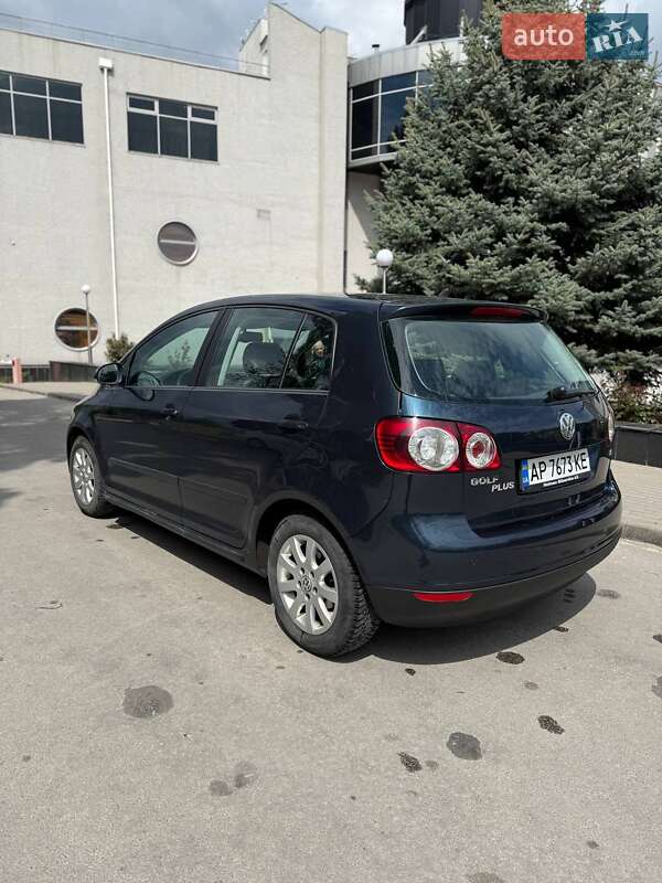 Хетчбек Volkswagen Golf 2005 в Запоріжжі