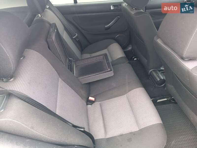 Хетчбек Volkswagen Golf 2003 в Харкові