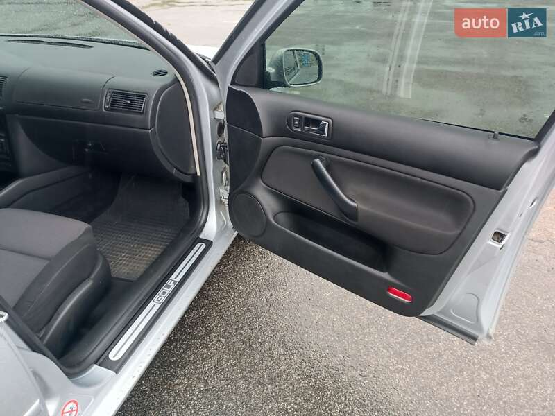 Хетчбек Volkswagen Golf 2003 в Харкові