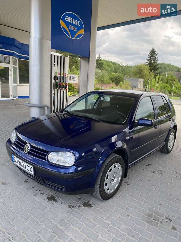 Хетчбек Volkswagen Golf 2001 в 