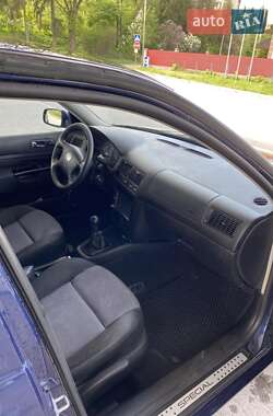 Хетчбек Volkswagen Golf 2001 в 