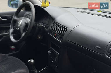 Хэтчбек Volkswagen Golf 2000 в 