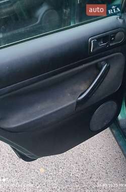 Хэтчбек Volkswagen Golf 1999 в 