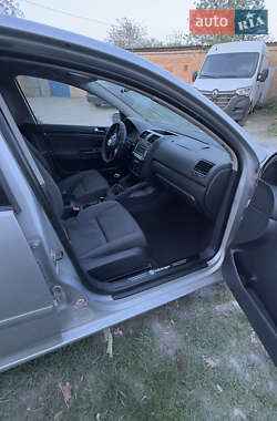Хэтчбек Volkswagen Golf 2003 в 