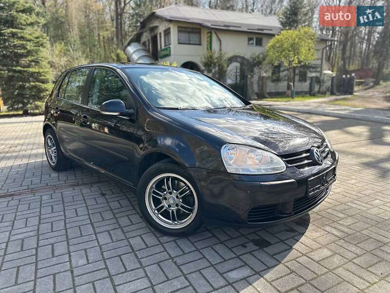 Хетчбек Volkswagen Golf 2004 в 