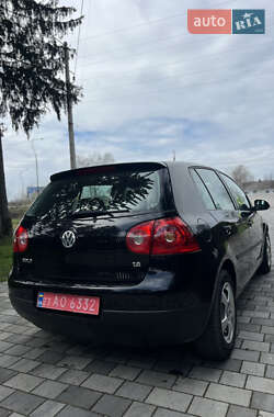 Хетчбек Volkswagen Golf 2004 в 