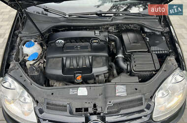 Хетчбек Volkswagen Golf 2004 в 