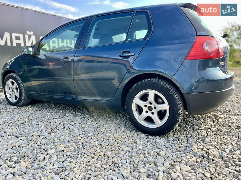 Хетчбек Volkswagen Golf 2006 в Чернівцях